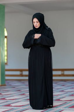 Camide Namaz kılan Genç Müslüman Kadın