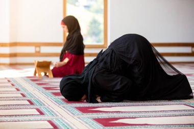 İki Müslüman kadın dua