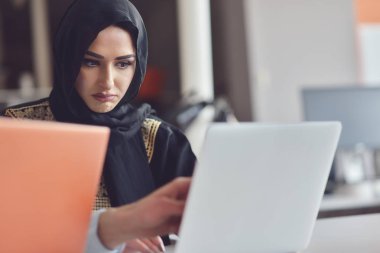 Emekçilerin tablet ve dizüstü bilgisayar gibi teknolojik cihazlar ile bağlı çok ırklı çağdaş iş