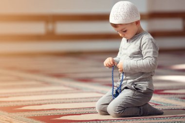 Müslüman çocuk camide dua ediyor, küçük çocuk Tanrı'ya, barış ve sevgi Ramazan kutsal ay içinde dua ediyor.