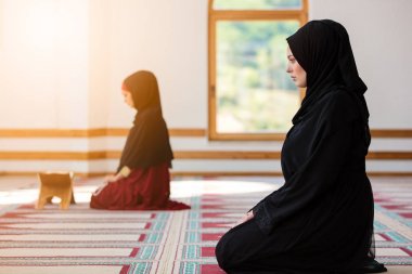 İki Müslüman kadın dua