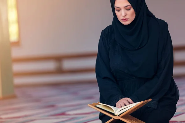 이슬람을 믿는 젊은 여자 모스크에서 기도하는 모습 — 스톡 사진