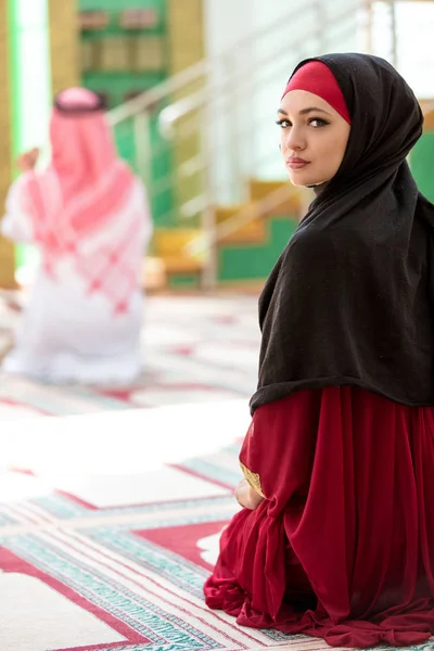 Musulman homme et femme priant dans la mosquée — Photo