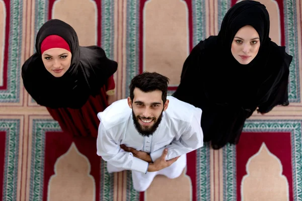 Pandangan atas Muslim laki-laki dan perempuan berdoa di masjid — Stok Foto