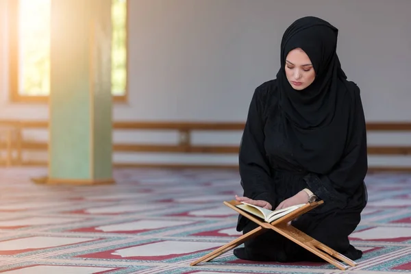 У мечеті молиться молода мусульманка — стокове фото