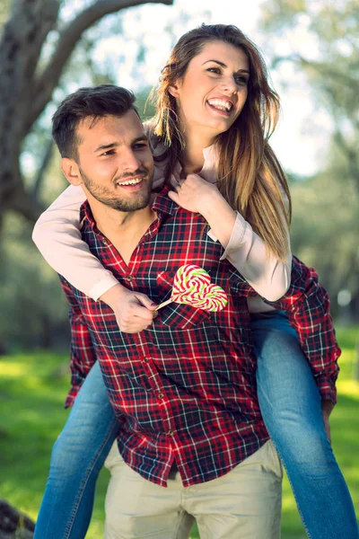 Retrato de una feliz pareja joven en la naturaleza abrazada juntos — Foto de Stock