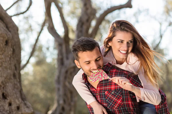 Retrato de una feliz pareja joven en la naturaleza abrazada juntos — Foto de Stock