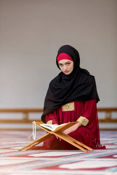 Jeune femme musulmane priant dans la mosquée — Photo