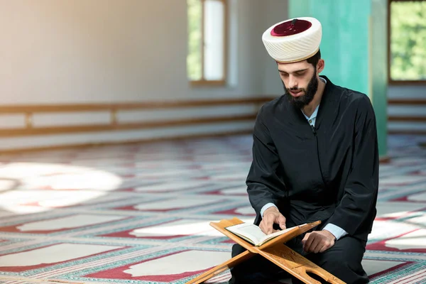 Religijny muzułmanin modlący się w meczecie — Zdjęcie stockowe