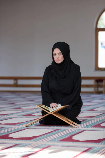 Jovem mulher muçulmana orando na mesquita — Fotografia de Stock