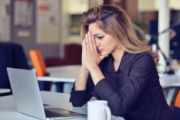Young busy beautiful latin business woman suffering stress working at office computer — Stock Photo, Image