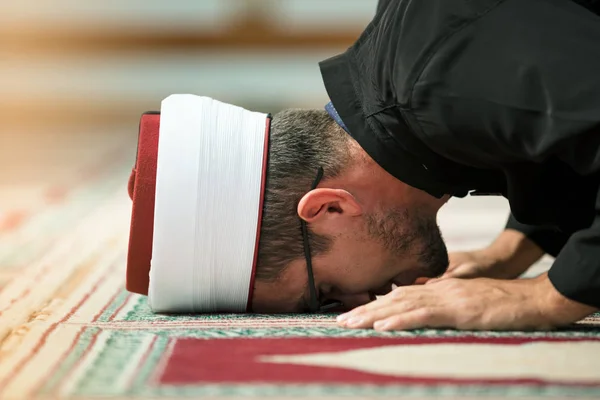 Young Imám modlí uvnitř krásné mešity — Stock fotografie