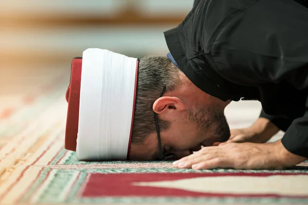 Imán joven rezando dentro de la hermosa mezquita — Foto de Stock