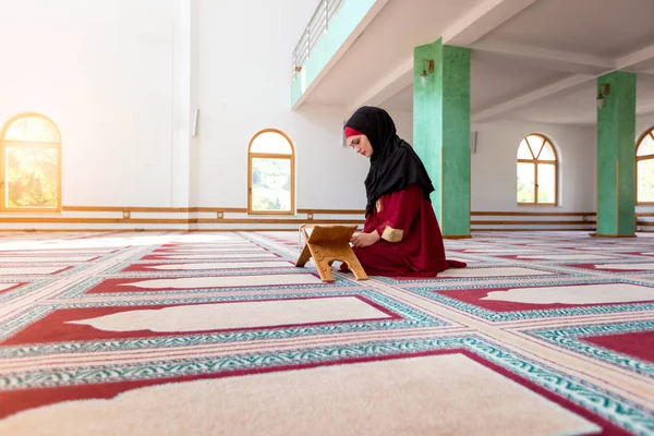 Jovem mulher muçulmana orando na mesquita — Fotografia de Stock