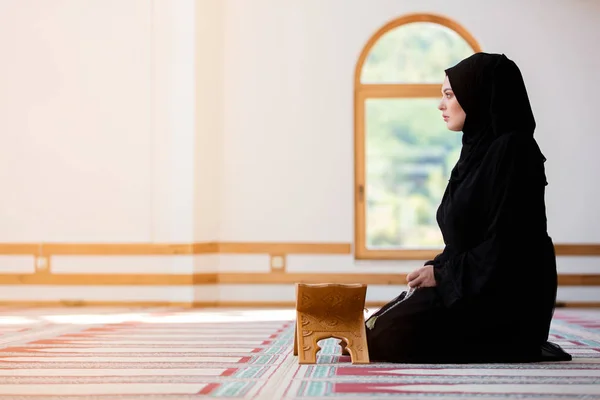 Wanita Muslim muda Berdoa di Masjid — Stok Foto