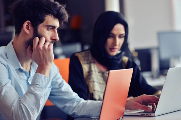 Multiraciale hedendaagse zakelijke mensen die werkzaam zijn in verband met technologische apparaten zoals tablet en laptop — Stockfoto