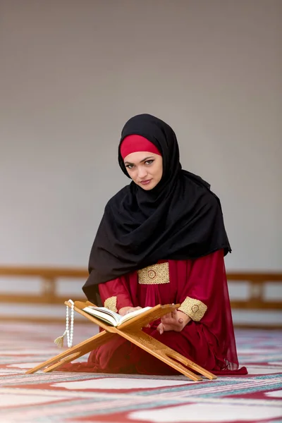 Mujer musulmana joven rezando en la mezquita — Foto de Stock