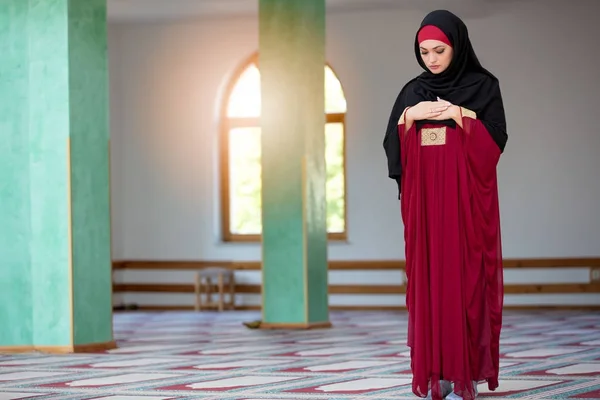 Jovem mulher muçulmana orando na mesquita — Fotografia de Stock