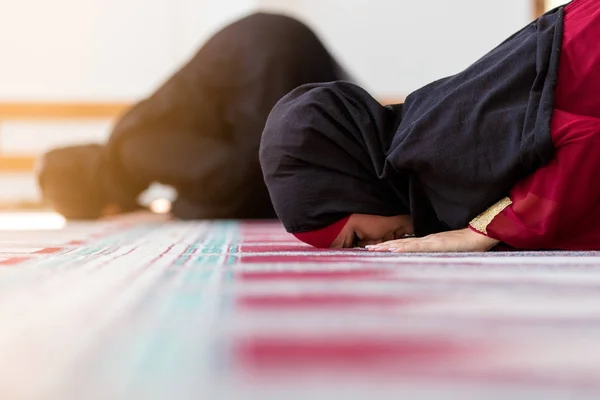 Dua wanita Muslim berdoa — Stok Foto