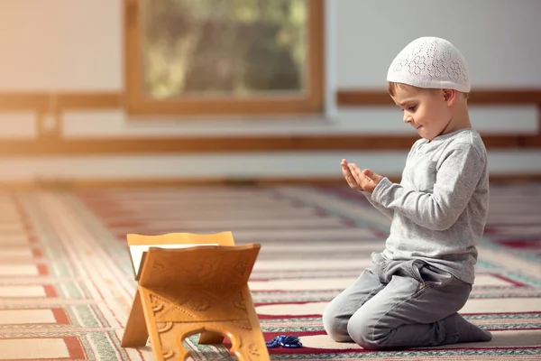 The Muslim child prays in the mosque, the little boy prays to God, Peace and love in the holy month of Ramadan. — Stock Photo, Image