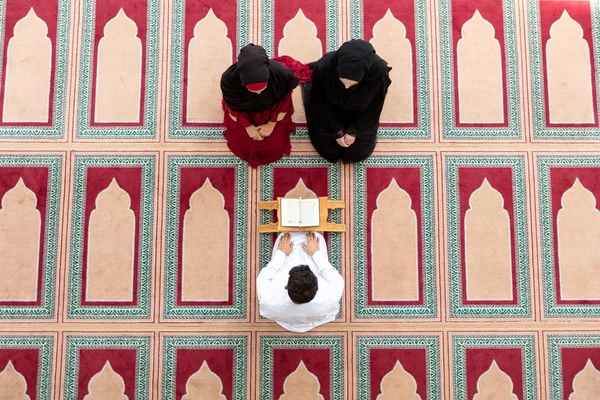 Müslüman kız ve adam tarafından Müslüman geleneklerine evlenmek