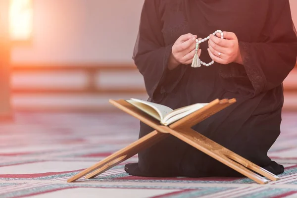 Mladá muslimka se modlí v mešitě — Stock fotografie