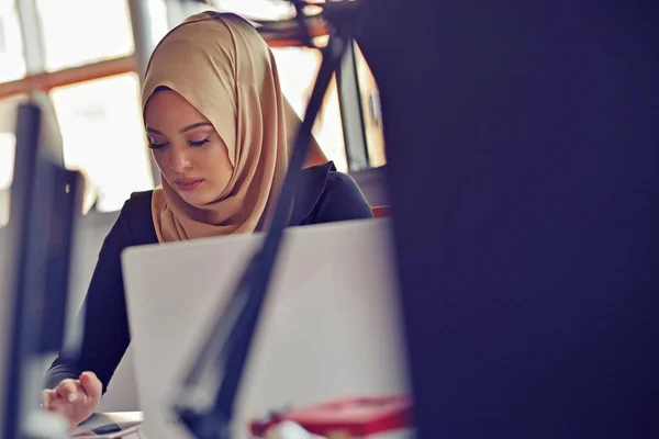 Musulman asiatique femme travailler dans bureau avec ordinateur portable — Photo