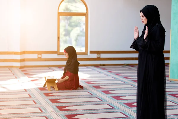 Dua wanita Muslim berdoa — Stok Foto