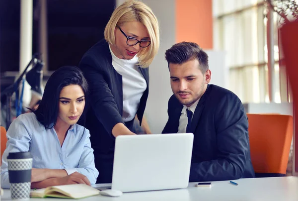 Lavoro di squadra. Foto giovane equipaggio di imprenditori che lavora con il nuovo progetto di startup in loft moderno . — Foto Stock