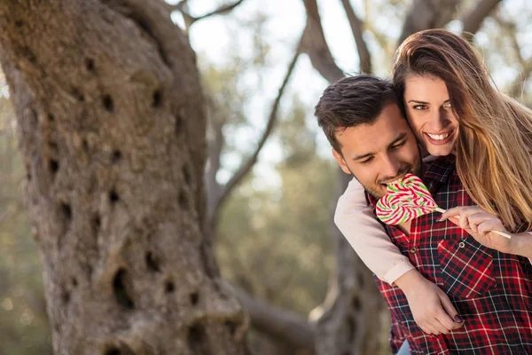 Retrato de una feliz pareja joven en la naturaleza abrazada juntos — Foto de Stock