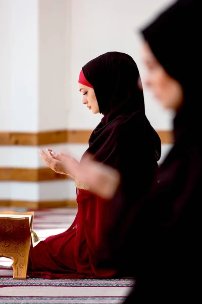 Két muszlim nők imádkozik — Stock Fotó