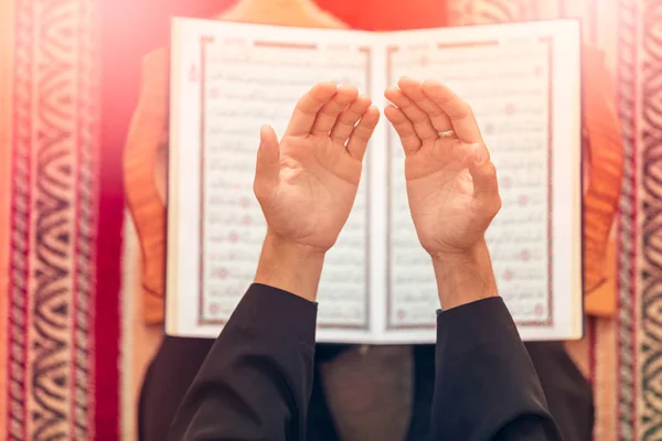 Ovanifrån av en religiös muslim man be inuti moskén — Stockfoto