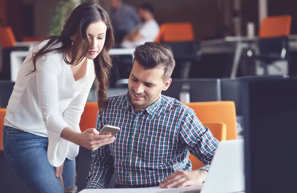 Genç Casual iş çift ofiste bilgisayar kullanarak. Coworking, yeni başlangıç fikir gösteren yaratıcı Yöneticisi