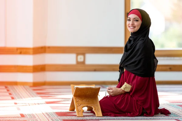 Wanita Muslim muda Berdoa di Masjid — Stok Foto