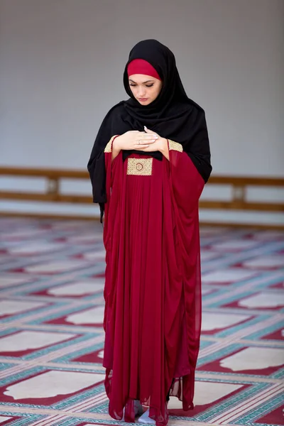 Wanita Muslim muda Berdoa di Masjid — Stok Foto
