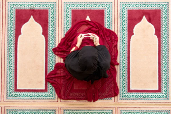 Top aerial view Young beautiful Muslim Woman Praying In Mosque — Stok Foto