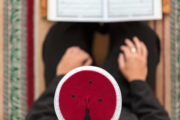 Vue du dessus d'un musulman religieux priant à l'intérieur de la mosquée — Photo