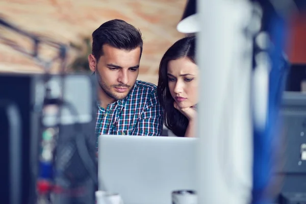 Casual Young business paar met behulp van de computer in het kantoor. Naaiatelier, creatieve manager toont nieuwe opstarten idee — Stockfoto