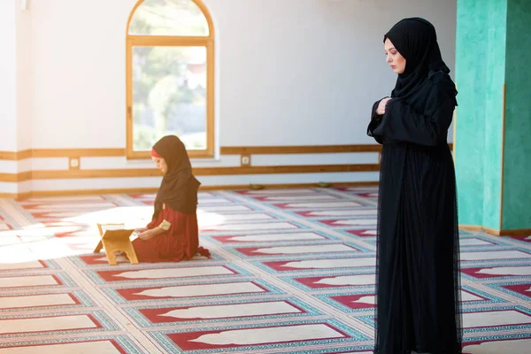 Δυο μουσουλμάνες προσεύχεται — Φωτογραφία Αρχείου
