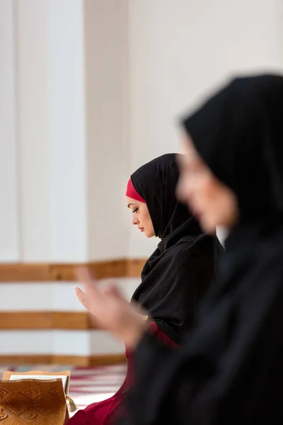Zwei muslimische Frauen beten — Stockfoto