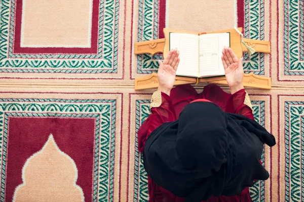 Top aerial view Young beautiful Muslim Woman Praying In Mosque — Stok Foto