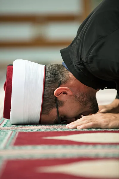 Fiatal Imam imádkozott gyönyörű mecset belseje — Stock Fotó