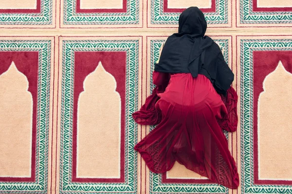 Top aerial view Young beautiful Muslim Woman Praying In Mosque — Stok Foto