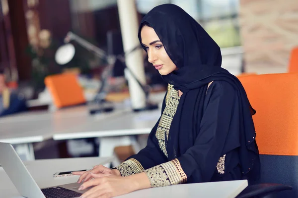 Muslim Asia wanita bekerja di kantor dengan laptop — Stok Foto