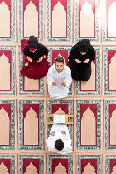 Müslüman kız ve adam tarafından Müslüman geleneklerine evlenmek