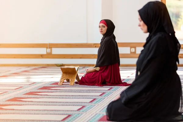 Δυο μουσουλμάνες προσεύχεται — Φωτογραφία Αρχείου