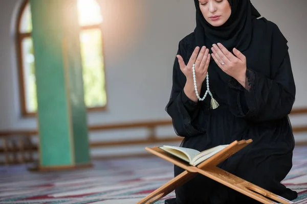 モスクで祈る若いムスリム女性 — ストック写真