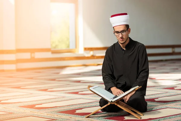 모스크 안에서 기도하고 있는 종교 음악 인 — 스톡 사진
