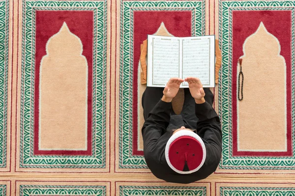 Pemandangan utama dari seorang Muslim yang sedang berdoa di dalam masjid — Stok Foto