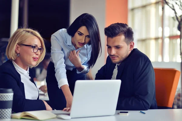 Lavoro di squadra. Foto giovane equipaggio di imprenditori che lavora con il nuovo progetto di startup in loft moderno . — Foto Stock